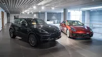 Porsche Cayenne E-Hybrid dan Porsche Panamera 4 E-Hybrid. (Arief Aszhari/Liputan6.com)