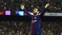 Striker Barcelona Lionel Messi merayakan gol ke gawang Real Madrid pada laga La Liga di Camp Nou, Minggu (6/5/2018). (AFP/Lluis Gene)
