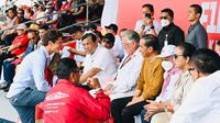 Presiden Joko Widodo dan Ibu Iriana Joko Widodo menyaksikan langsung balapan F1 Powerboat Lake Toba 2023 di Pelabuhan Muliaraja Napitupulu Balige, Kabupaten Toba Sumatra Utara, Minggu, 26 Februari 2023. (foto:&nbsp;Laily Rachev - Biro Pers Sekretariat Presiden)