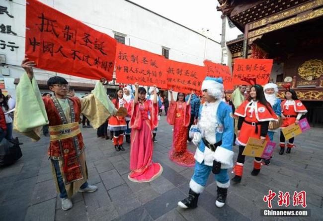 Mahasiswa mengenakan kostum tradisional Cina di hari Natal | Photo: Copyright shanghaiist.com