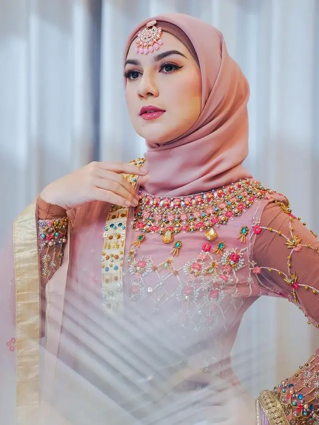 Irish Bella Tampil dengan Busana Bollywood