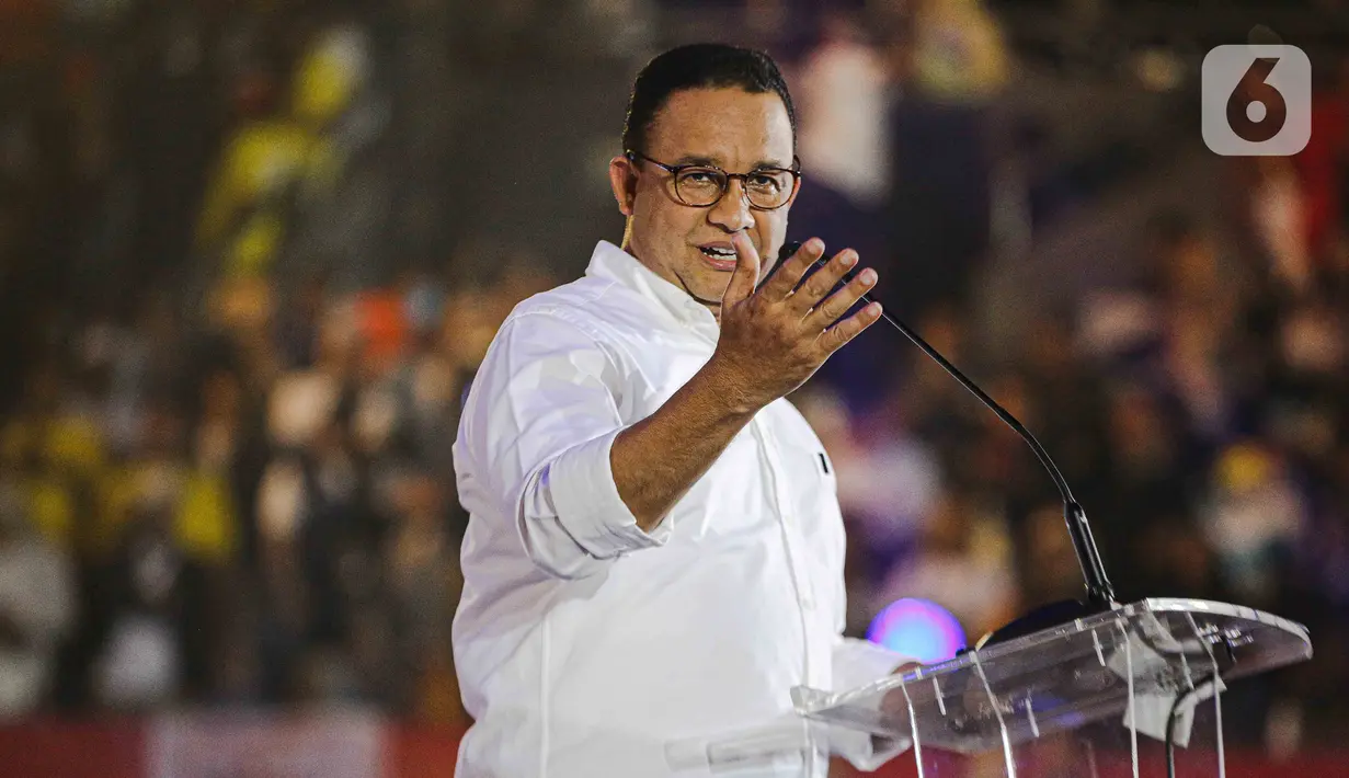 <p>Bakal calon presiden Anies Baswedan menyapa pendukungnya sebelum menyampaikan pidato dalam Temu Kebangsaan Relawan Anies di Tenis Indoor Gelora Bung Karno, Senayan, Jakarta, Minggu (21/5/2023). Kegiatan yang dihadiri ribuan relawan dari kalangan partai maupun nonpartai tersebut bertujuan mendukung pemenangan Anies sebagai Presiden Indonesia periode 2024-2029. (Liputan6.com/Faizal Fanani)</p>