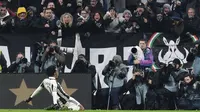 Gelandang Juventus Juan Cuadrado merayakan gol ke gawang Inter Milan pada laga Serie A di Juventus Stadium, Turin, Minggu (5/2/2017). (EPA/Di Marco)