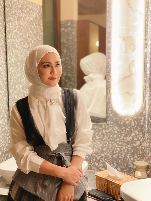 7 Gaya Juliana Moechtar Istri Mendiang Herman Seventeen Saat Tampil Berhijab