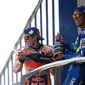 Pembalap Repsol Honda, Marc Marquez (kiri) dan rider Suzuki, Alex Rins (kanan), pada podium MotoGP Jerez, Minggu (5/5/2019). (AFP/Gabriel Bouys)