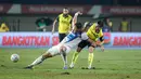 <p>Irfan Fandi (kiri) ditarik bajunya oleh pemain&nbsp;Oxford United pada final Piala Presiden 2025&nbsp;di Stadion Si Jalak Harupat, Kabupaten Bandung, pada Minggu (13/7/2025) malam WIB. (Bola.com/Bagaskara Lazuardi)</p>