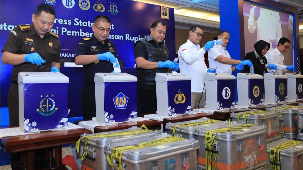 FOTO: Bareskrim dan Bank Indonesia Musnahkan Ratusan Ribu Lembar Uang Palsu