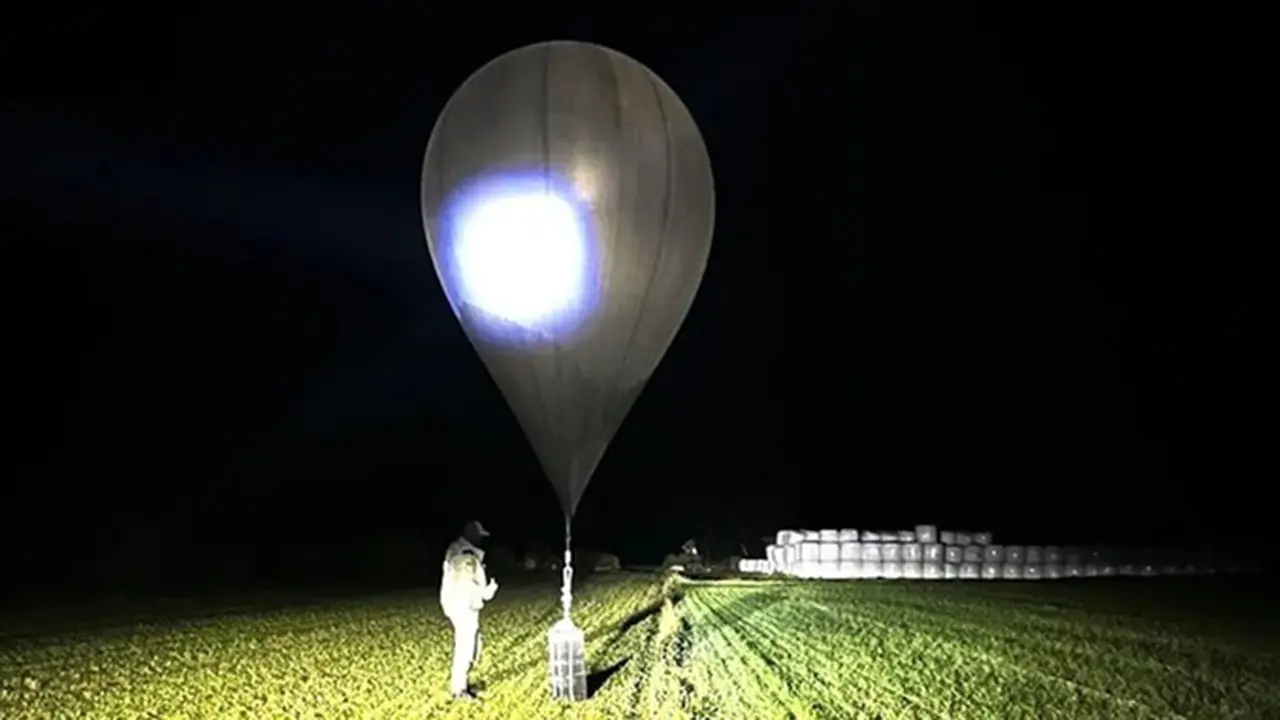 Penampakan balon cuaca pembawa rokok selundupan yang berasal dari Belarus.