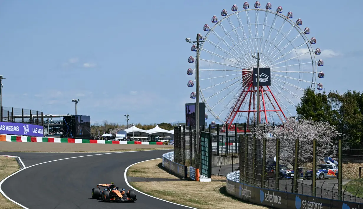Sirkuit Suzuka terkenal dengan beberapa sudut yang memiliki kecepatan tinggi dan perubahan jalur yang ikonis. Tampak dalam foto, pembalap McLaren, Lando Norris melaju dalam sesi latihan pertama Grand Prix Formula Satu Jepang di sirkuit Suzuka, prefektur Mie pada tanggal 4 April 2025. (Toshifumi KITAMURA/AFP)