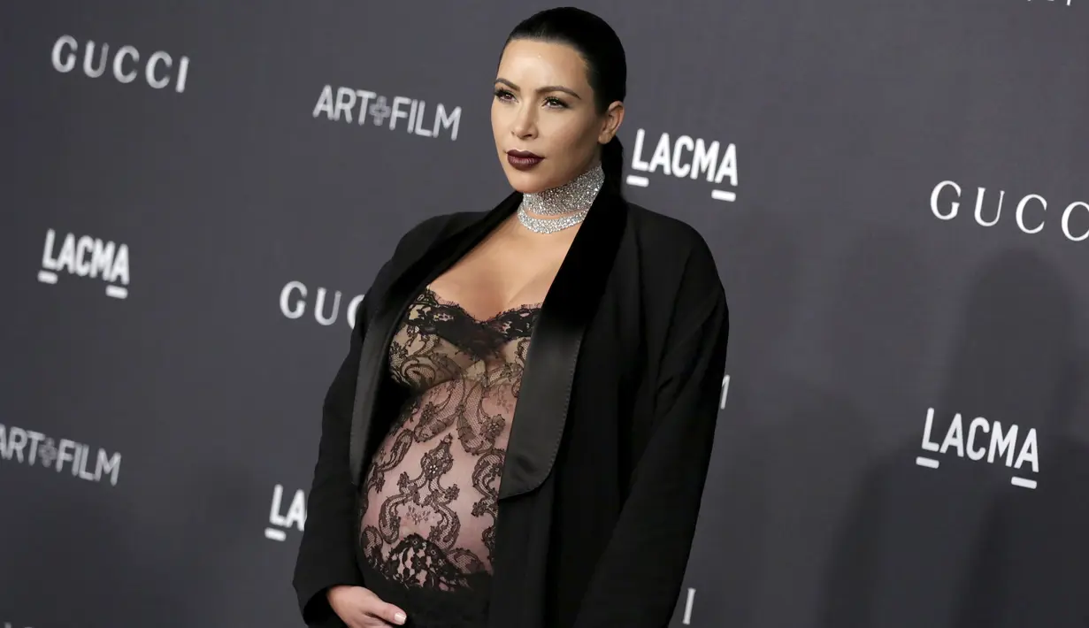 Sosialita dan bintang reality TV, Kim Kardashian mengenakan gaun menerawang saat menghadiri ajang LACMA 2015 Art+Film Gala di Los Angeles , California , Sabtu (7/11). (REUTERS / Jonathan Alcorn)