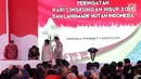 Presiden Joko Widodo menandatangani dokumen saat memperingati hari lingkungan hidup 2017 di Kementrian Kehutanan, Jakarta, Selasa (2/8). (Liputan6.com/Angga Yuniar)