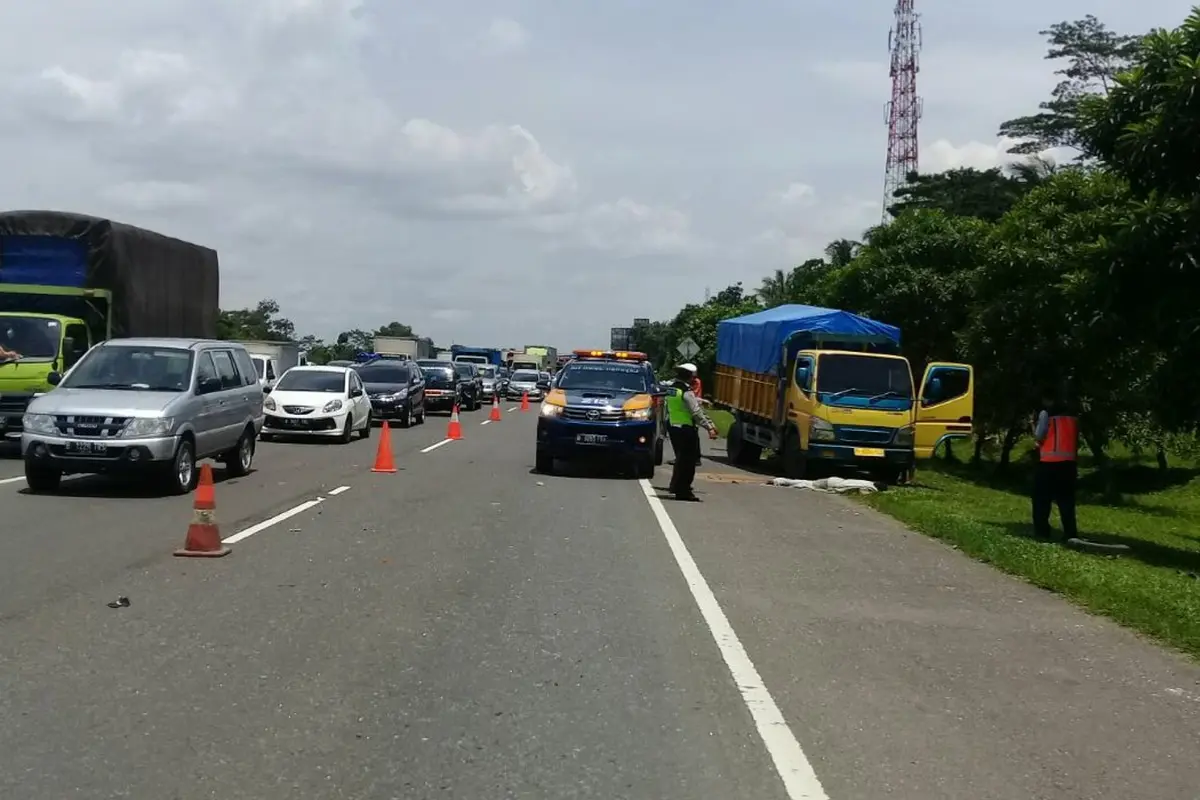 Sebuah truk yang melaju dari arah Jakarta menuju [Bogor ](3148919 "")menabrak dua kendaraan di Tol Jagorawi KM 30 (Liputan6.com/Achmad Sudarno).