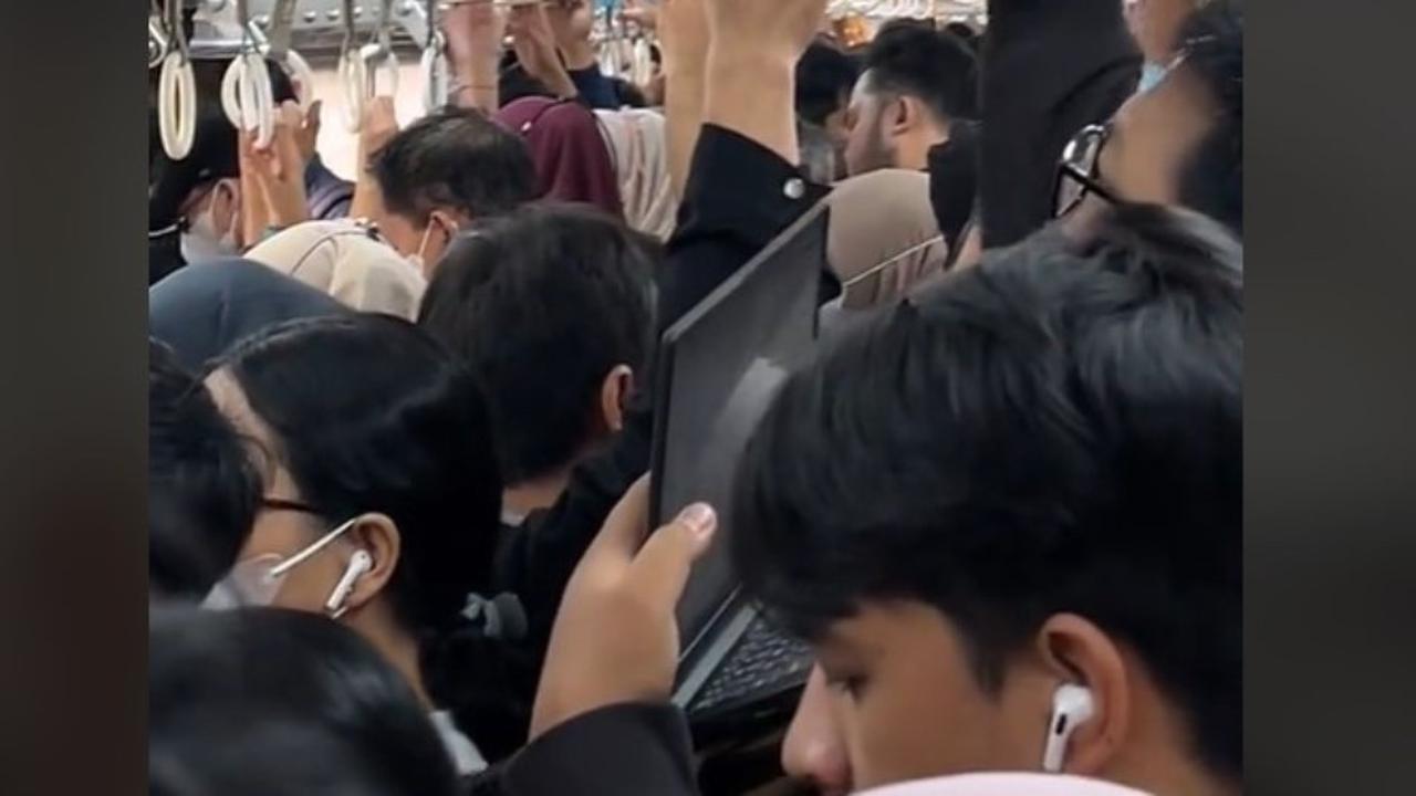 Definis Work from Anywhere Sesungguhnya: Pria Tetap Buka Laptop Meski Berdesakan di Kereta