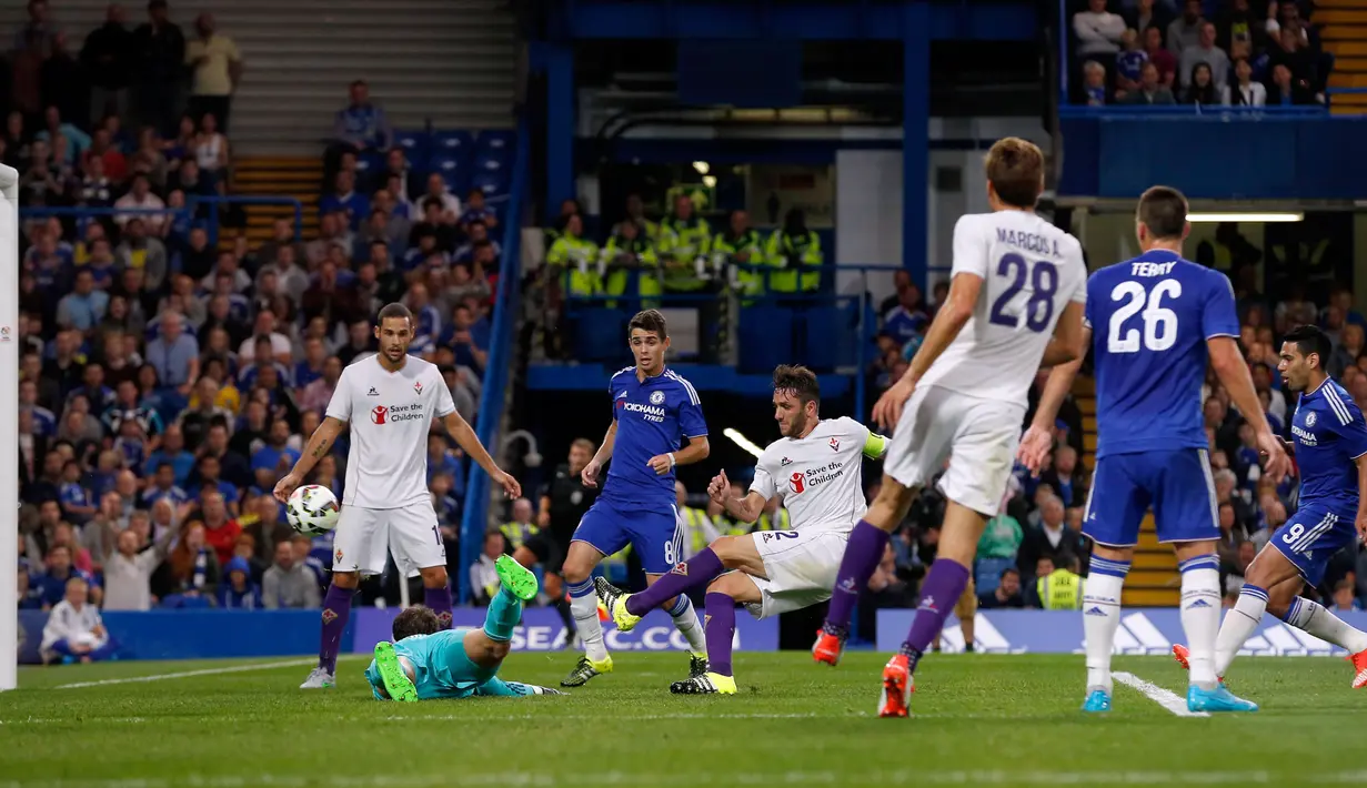 Bek Fiorentina Gonzalo Rodriguez (tengah) mencetak gol kemenangan Fiorentina bola pada laga International Champions Cup di Stadion Stamford Bridge,Inggris, Kamis (6/8/2015).  Chelsea dipermalukan Fiorentina dengan skor 0-1. (Reuters/ Peter Cziborra)