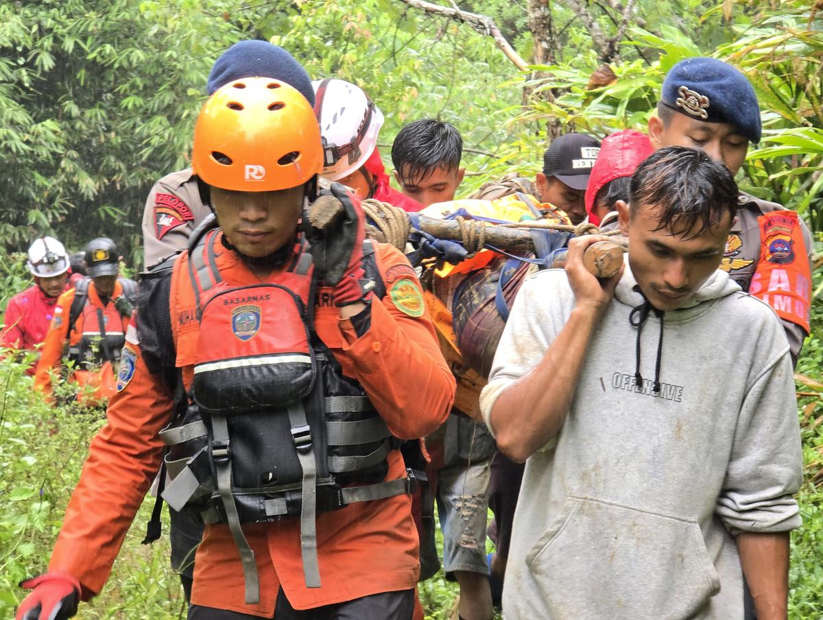 evakuasi korban longsor tambang emas di solok
