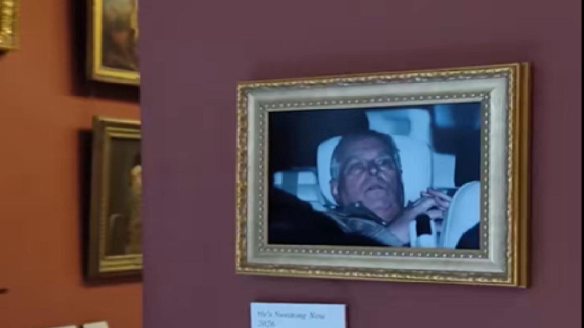 Foto Eks Pangeran Andrew Pasca-penangkapan Tergantung di Museum Louvre, Siapa Pelakunya?