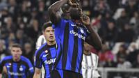 Pemain Inter Milan Romelu Lukaku memberi isyarat setelah mencetak gol dalam pertandingan leg pertama semifinal Coppa Italia melawan Juventus di Alliaz Stadium, Torino, Rabu (5/4/2023) dini hari WIB. (Fabio Ferrari/LaPresse via AP)