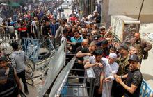 FOTO: Demi Roti, Antrean Warga Palestina di Gaza Sampai Sepanjang ini