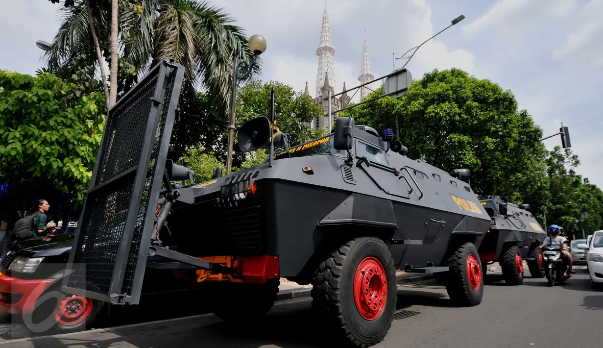 Mobil anti huru - hara milik petugas kepolisian terparkir dekat Gereja Katedral, Jakarta, (24/15). Kegiatan untuk memberikan keamanan dan kenyamanan umat Kristen dalam menunaikan rangkaian ibadah pada hari Natal. (Liputan6.com/Gempur M Surya)
