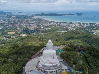 Foto dari udara menunjukkan patung Buddha Raksasa di Phuket, Thailand, 14 September 2020. Phuket, pulau terbesar di Thailand, terletak di pantai barat negara tersebut di Laut Andaman. (Xinhua/Zhang Keren)