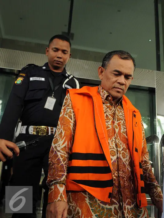 Tersangka anggota DPRD Banten, Srimulya Hartono alias SM Harto usai diperiksa KPK sebagai saksi terkait kasus dugaan suap pengesahan APBD tahun 2016 tentang pembentukan Bank Pembangunan Daerah Banten, Jakarta, Rabu (6/1/2016). (Liputan6.com/Helmi Afandi)