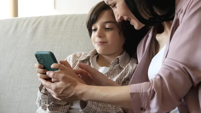 parenting contoh baik dalam penggunaan teknologi