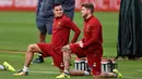 Pemain Liverpool, Philippe Coutinho (kiri) melakukan pemanasan saat berlatih bersama rekannya di Melwood Training Ground, Liverpool (7/9/2017). Latihan ini jelang melawan Manchester City pada pekan keempat Premier League. (Photo/Liverpoolfc)