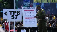 Petugas pertahanan Sipil atau Hansip membantu petugas KPPS dalam menjaga keamanan selama berlangsungnya proses pemungutan suara dalam simulasi pengamanan TPS di Mapolda Metro Jaya, Jakarta, Senin (7/4). (Liputan6.com/Andrian Martinus Tunay)