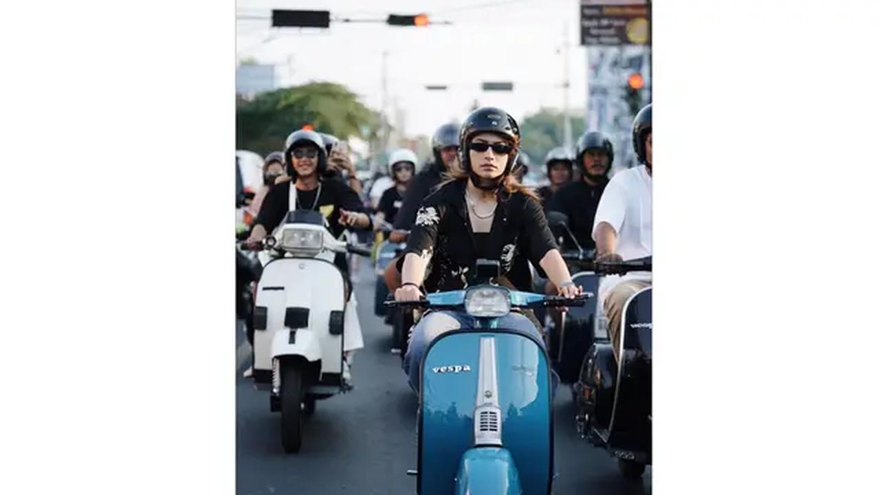 Potret Sintya Marisca Kendarai Vespa (Sumber: Instagram/sintyamarisca)