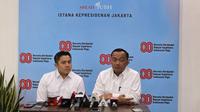 Mensesneg Prasetyo Hadi dan Seskab Teddy Indra Wijaya menggelar konferensi pers terkait Wamenaker Immanuel Ebenezer ditangkap KPK. (Liputan6.com/Lizsa Egeham)