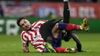 Bek Atletico Madrid Jose Gimenez (kiri) berebut bola dengan gelandang Bayer Leverkusen Nadiem Amiri pada matchday kelima Grup B Liga Champions 2022/23 di Wanda Metropolitano, Kamis (27/10/2022) dini hari WIB. Atletico Madrid harus menelan pil pahit dipastikan gagal lolos ke babak 16 besar. (AP Photo/Manu Fernaandez)
