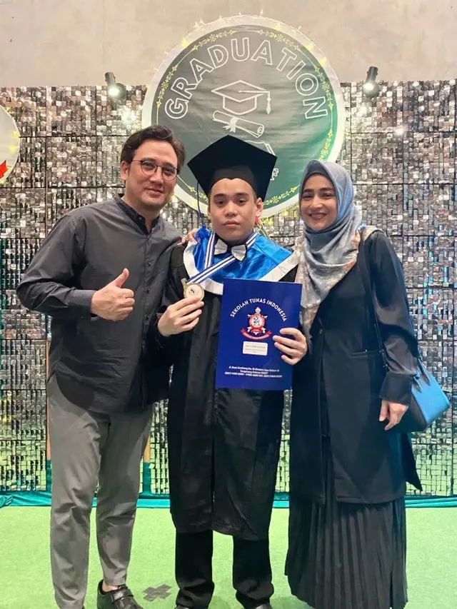 Potret Cindy Fatikasari, Tengku Firmansyah, dan Tengku Omar Athallah (Sumber: Instagram/tengkuomaratallah)