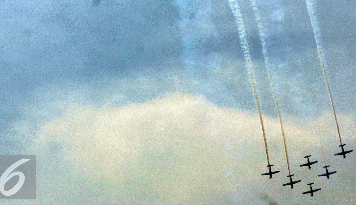 Aksi Tim aerobatik TNI AU The Jupiters saat melakukan manuver saat Peringatan HUT TNI AU ke-70 di Lanud Halim Perdanakusuma, Jakarta,( 4/9). Sebanyak 60 pesawat unjuk kebolehan saat HUT ke-70 TNI AU. (Liputan6.com/Johan Tallo)