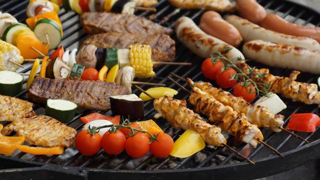 Ilustrasi steak dan sosis