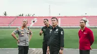 Tim Risk Assessment Management Mabes Polri saat meninjau Stadion Kapten I Wayan Dipta pada Rabu (28/12/2022). (Bola.com/Maheswara Putra)