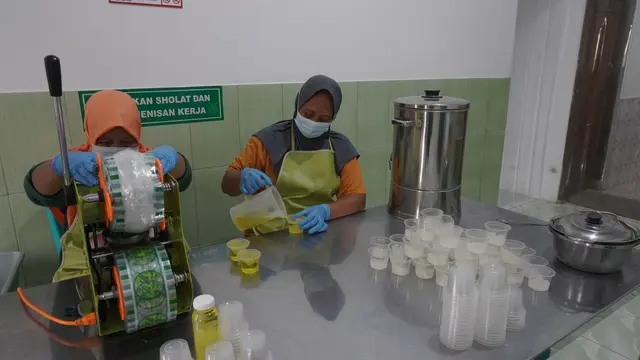 Proses produksi minuman aloe vera milik Sumarni