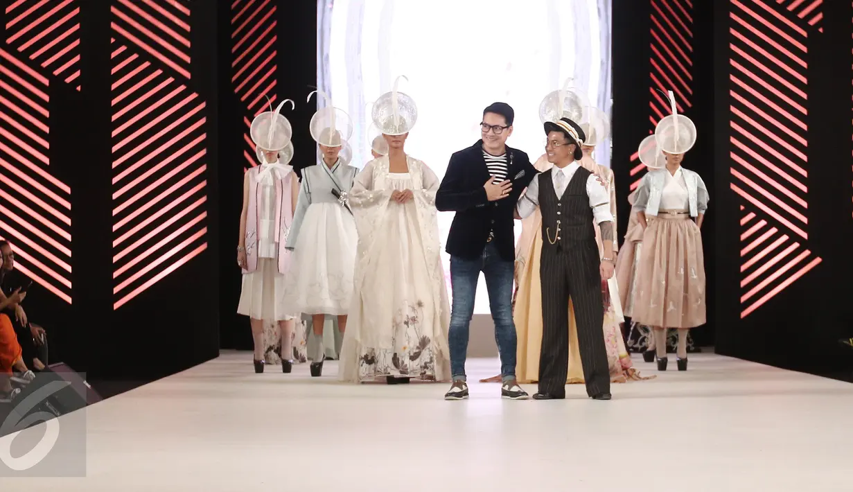 Desainer Denny Wirawan berjalan di catwalk bersama model dan rancangan dalam acara Senayan City Fashion Nation ke-11, Jakarta, Jumat (7/4). (Liputan6.com/Herman Zakharia)