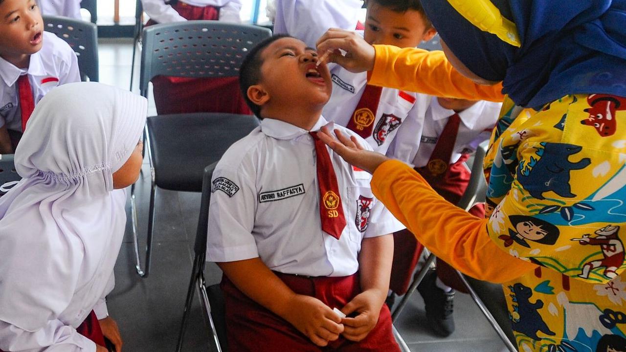 Murid kelas 1 SDN Srengseng Sawah 12 menerima vaksin polio selama kegiatan Pekan Imunisasi Nasional 2024 di Ruang Publik Terpadu Ramah Anak (RPTRA) Shibi, Srengseng Sawah, Jakarta Selatan, Selasa (23/7/2024). Hari ini, Kementerian Kesehatan Republik kem