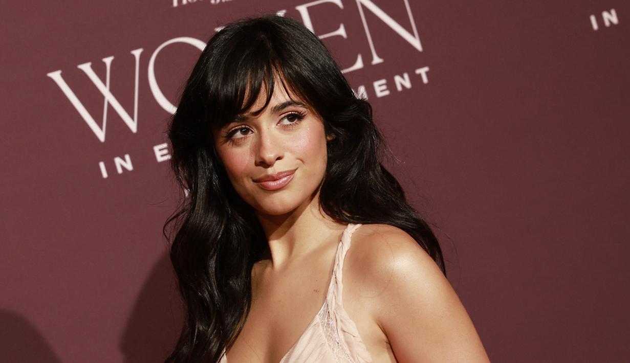 Sang senorita menata rambut hitamnya menjadi bergelombang dengan pinggiran rambut yang disisir ke samping. (Michael Tran / AFP)