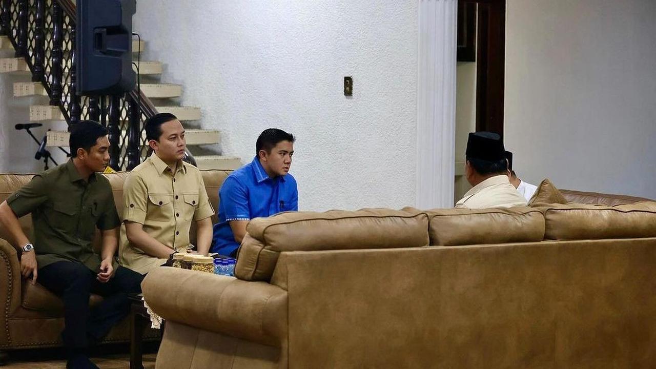 Pada kesempatan tersebut, Rizky dan kedua ajudan lainnya tampil prima dalam balutan kemeja rapi.