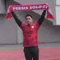 Tiga pengurus baru Persis Solo yang dipimpin Kaesang Pangarep berfoto bersama. (Bola.com/Vincentius Atmaja)