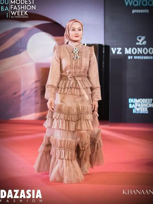 Dinda Hauw dan Rey Mbayang diketahui sedang berada di Dubai. Tak hanya sekedar liburan, rupanya Dinda Hauw mengisi acara sebagai model catwalk Dubai Modest Fashion Week. (Instagram/dazadiafashion).