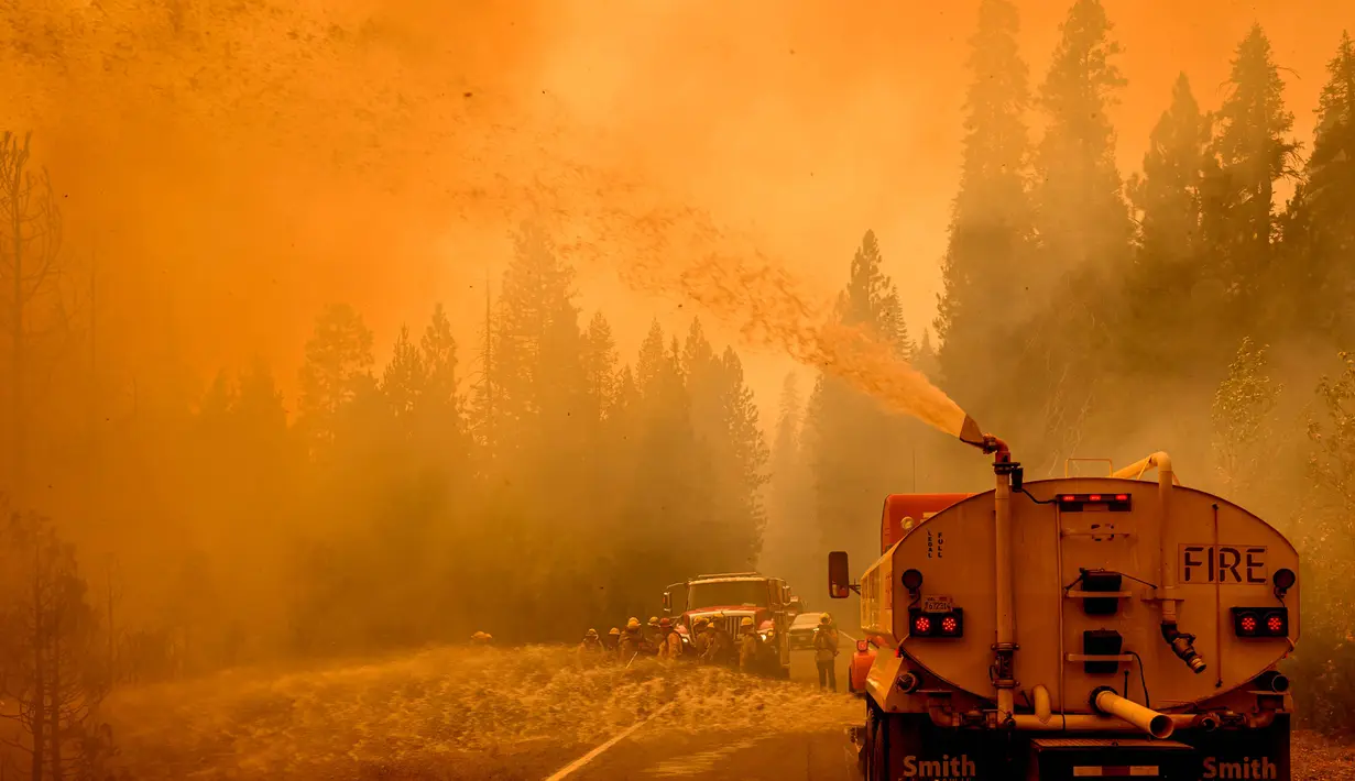 Cal Fire menginformasikan, kebakaran yang terjadi dalam dua minggu terakhir telah menghanguskan sekitar 414.042 hektare (167.557 hektare) dengan tingkat penanggulangan mencapai 34%. (JOSH EDELSON/AFP)