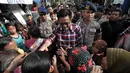 Cawagub DKI Jakarta, Djarot Saiful Hidayat saat melakukan blusukan di Tegal Alur, Jakarta, Rabu (7/12). Dalam blusukannya Djarot berjanji akan segera memasukkan pelayanan air perpipaan di permukiman warga Tegal Alur. (Liputan6.com/Yoppy Renato)