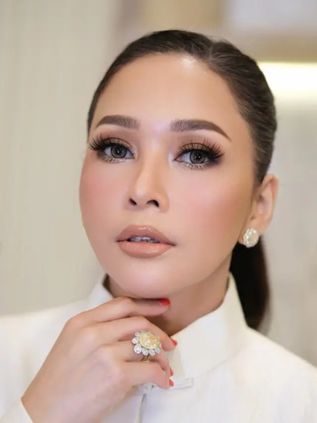 Potret Maia Estianty dengan Kebaya Modern Model Long Coat dan Jam Tangan Mewah