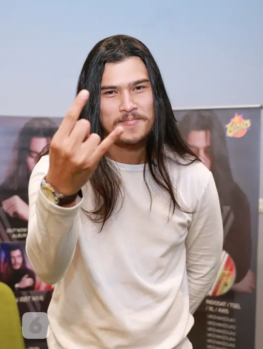 Hal tersebut terlihat saat Virzha sedang mempromosikan album terbarunya, ia masih menyempatkan diri untuk melaksanakan salat Ashar. (Adrian Putra/Bintang.com)