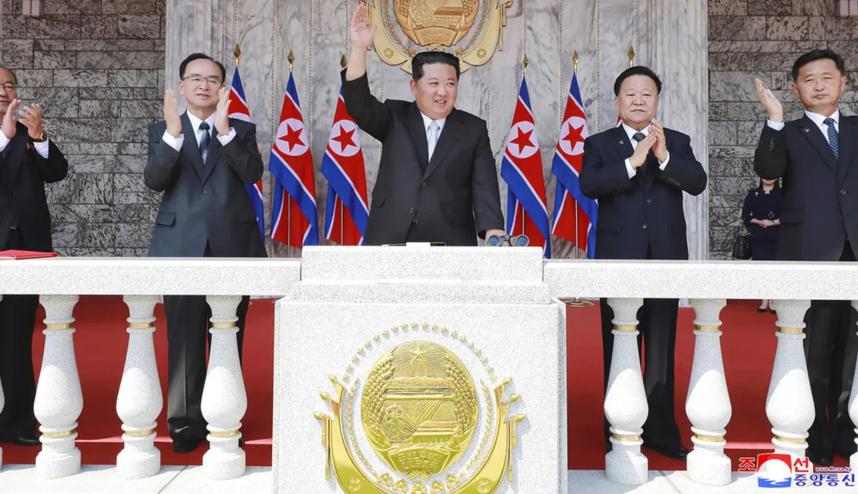 Pemimpin Korea Utara Kim Jong-un (tengah) melambaikan tangan dari balkon saat dia menghadiri parade untuk merayakan ulang tahun ke-110 mendiang pendiri Korea Utara Kim Il-sung di Kim Il-sung Square, Pyongyang, Korea Utara, 15 April 2022. (Korean Central News Agency/Korea News Service via AP)