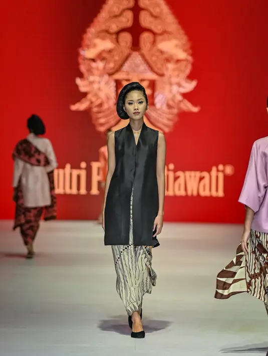 Kain batik tulis ini menggunakan warna alam, seperti sogan dan indigo yang diambil dari alam. [Foto: Document/JFW]