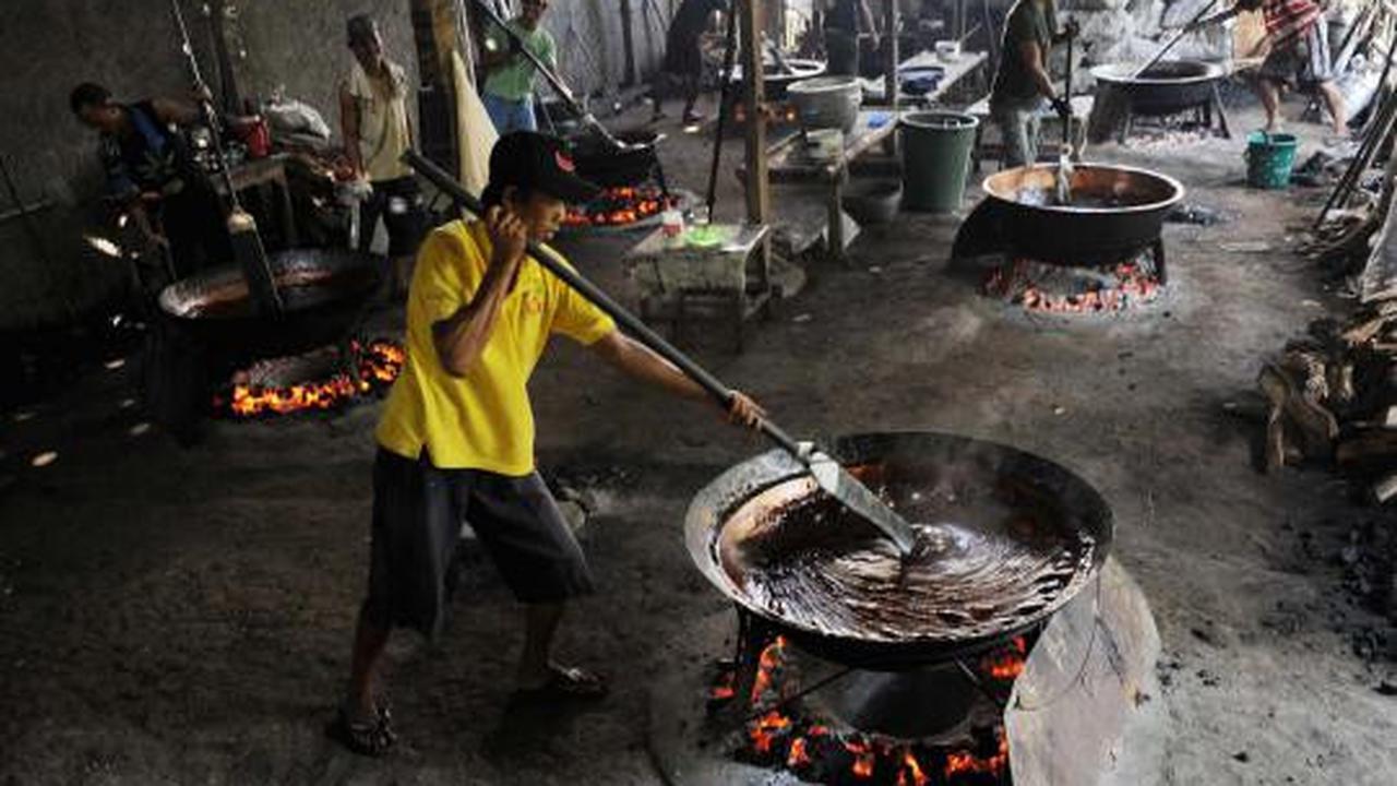 Pembuat dodol khas Betawi