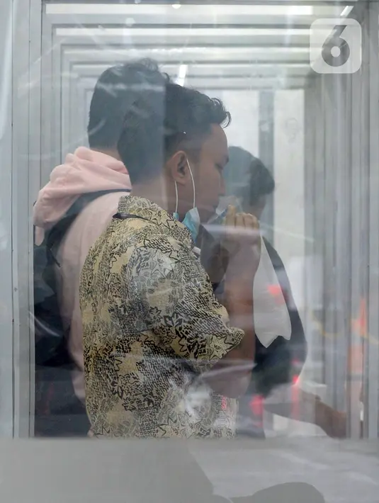 Calon penumpang meniup kantong saat dilakukan tes COVID-19 dengan GeNose C19 di Stasiun Pasar Senen, Jakarta, Selasa (23/2/2021). PT KAI memberikan pelayanan tes COVID-19 dengan GeNose C19 bagi calon penumpang kereta jarak jauh untuk memutus rantai penyebaran virus corona. (merdeka.com/Imam Buhori)